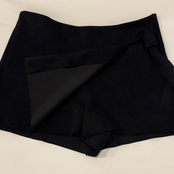 Black High-Waisted Skort v - Picture 2 of 6